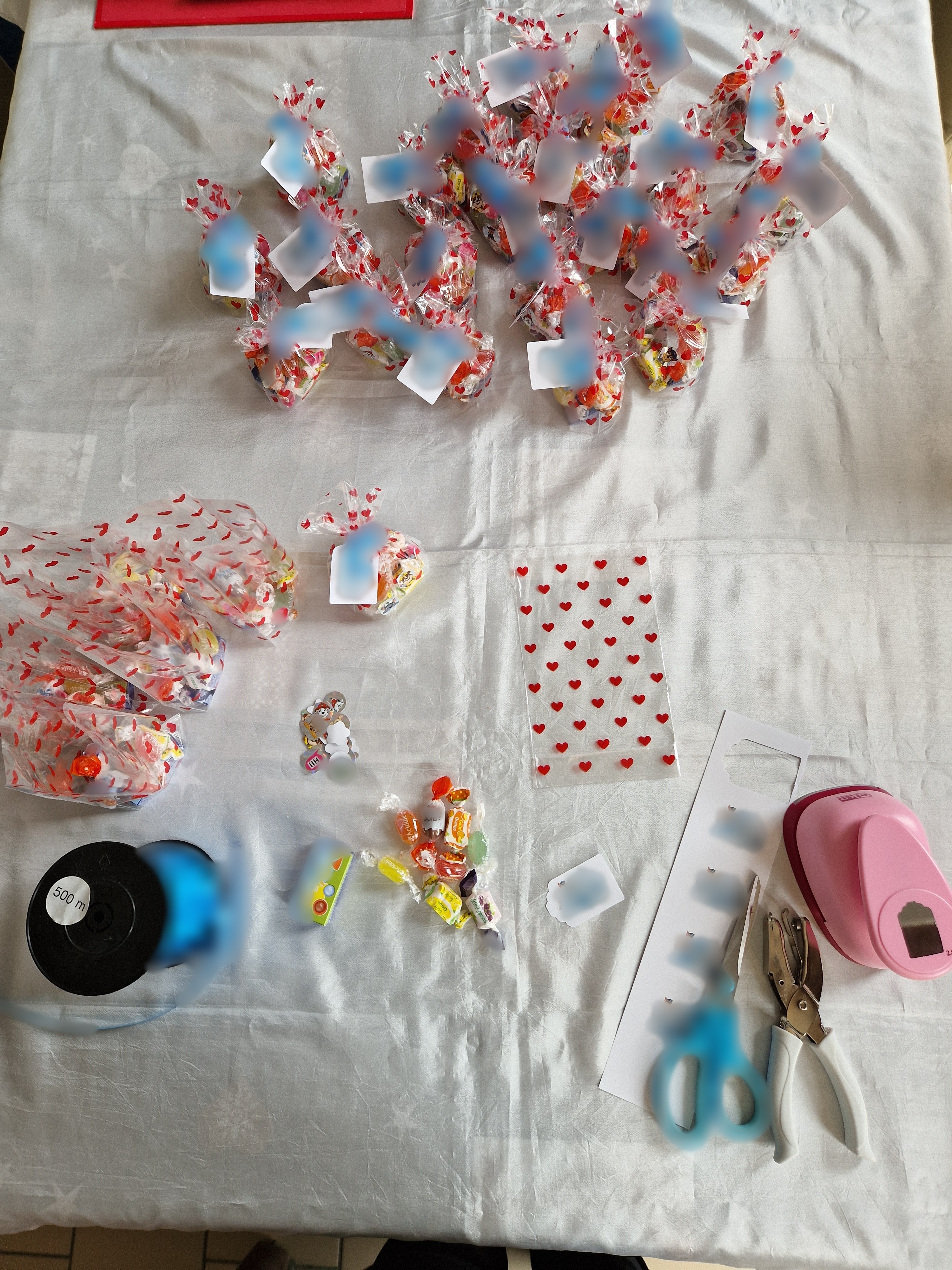 Sachet de bonbons terminé, avec son étiquette Chase et son ruban bleu bouclé