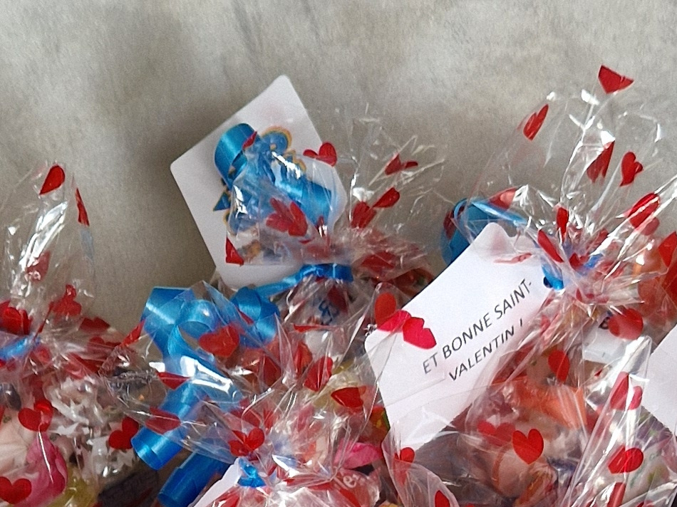 Étiquette « Et bonne Saint-Valentin » ajoutée sur les sachets de bonbons distribués à l'école