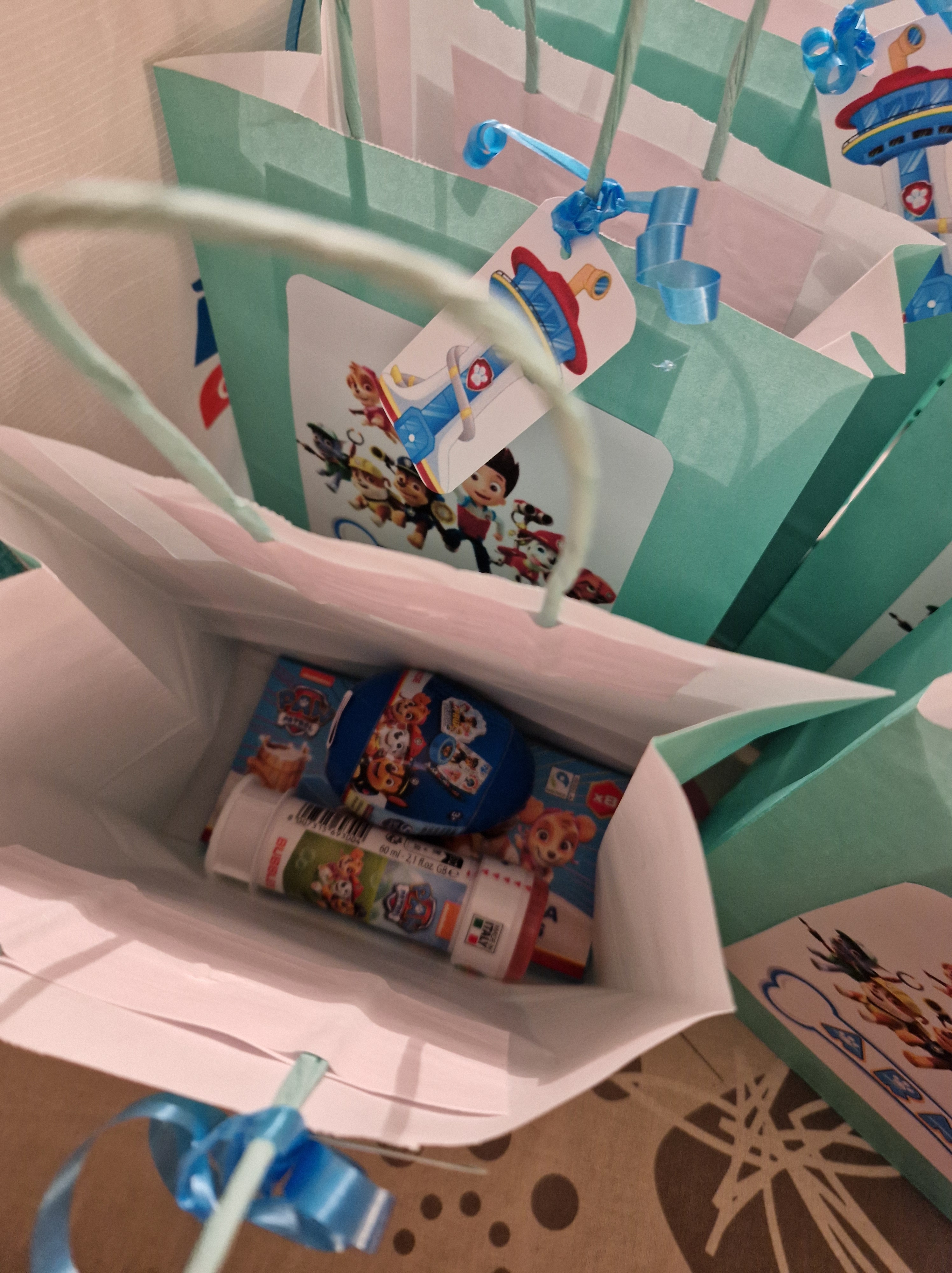 Intérieur d'un sac cadeau : tube de bulles de savon et oeuf surprise Pat'Patrouille