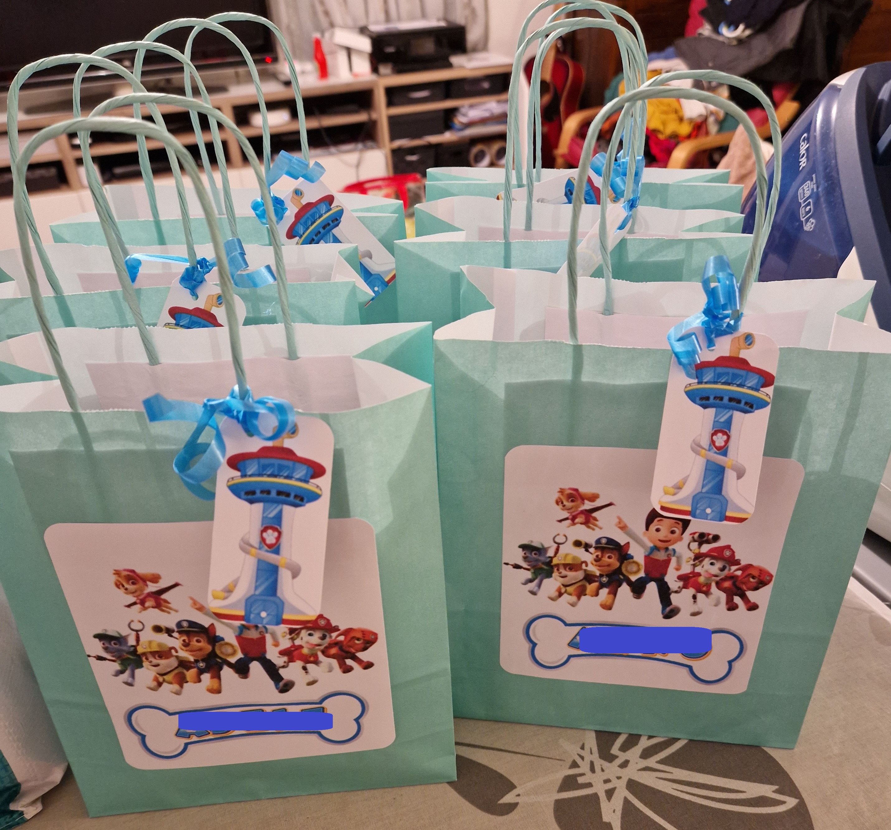 Sacs cadeaux des invités en papier vert d'eau, décorés de stickers Pat'Patrouille