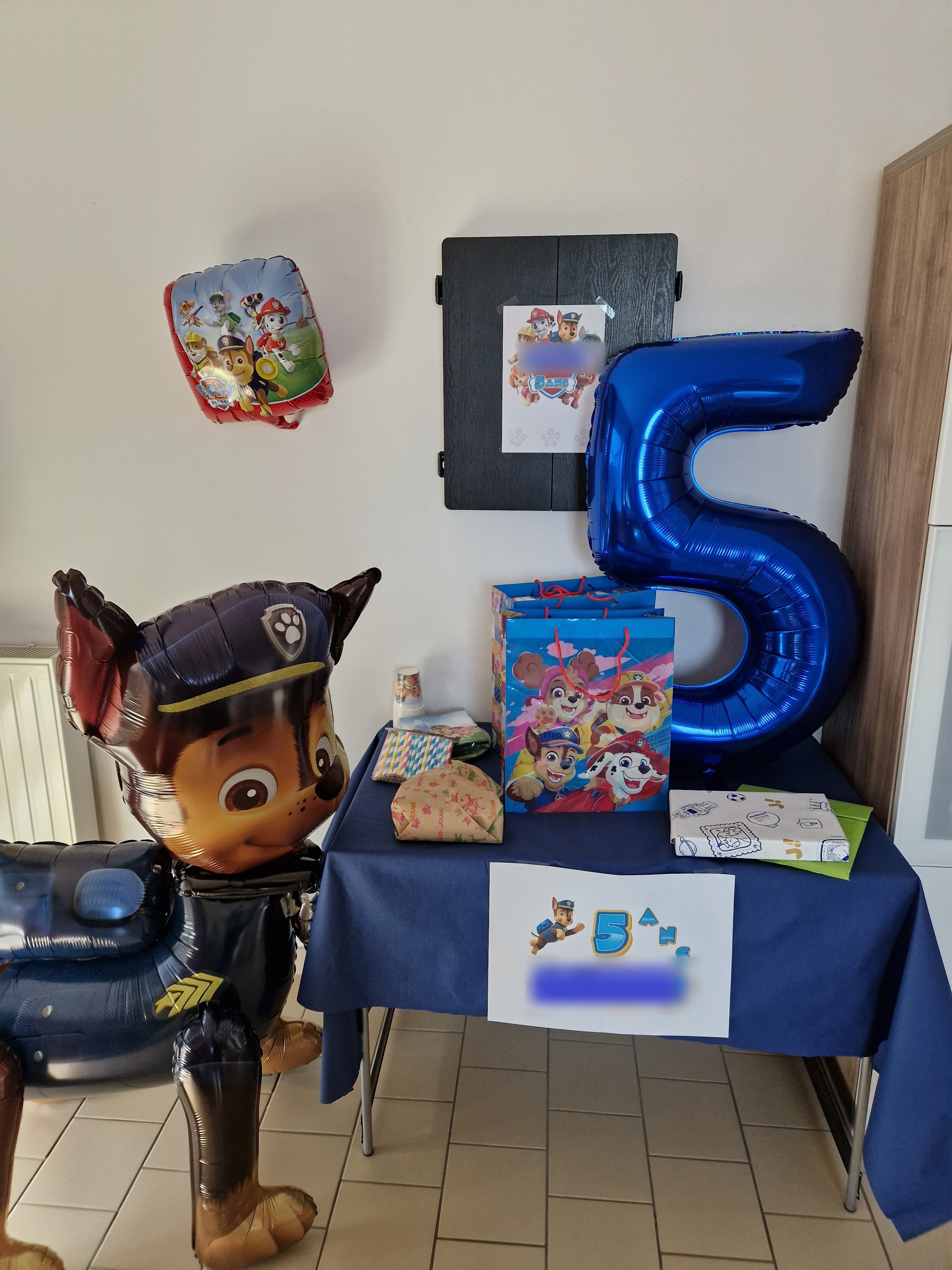 Coin d'honneur de l'anniversaire : ballon Chase géant, chiffre 5 bleu et table des cadeaux