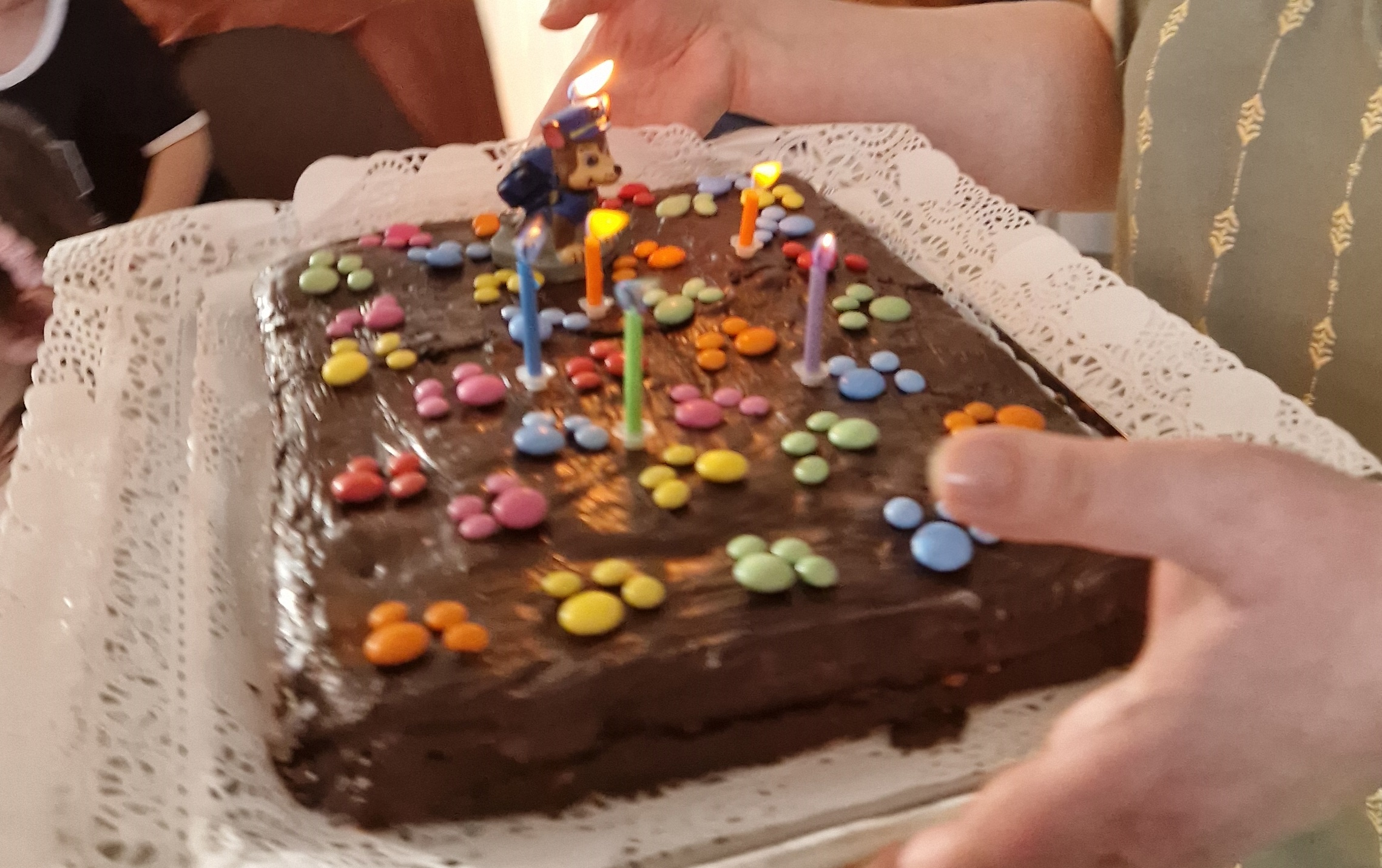 Gâteau d'anniversaire Pat'Patrouille : marbré glacé au chocolat avec des empreintes de pattes en smarties