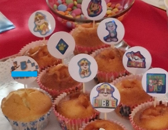 Muffins d'anniversaire décorés avec les piques Pat'Patrouille faits maison