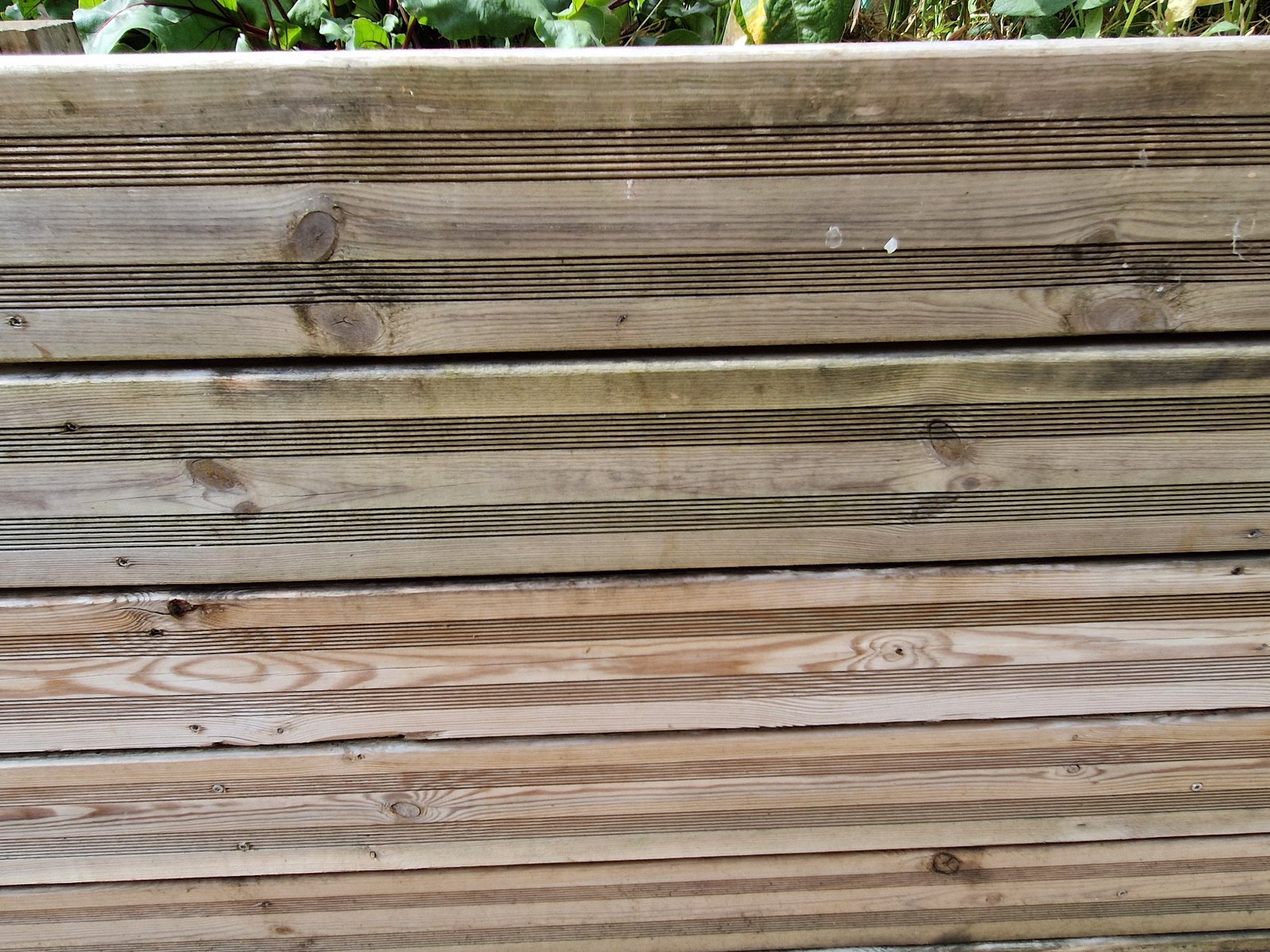 Gros plan sur les lames de terrasse en bois traité, intactes