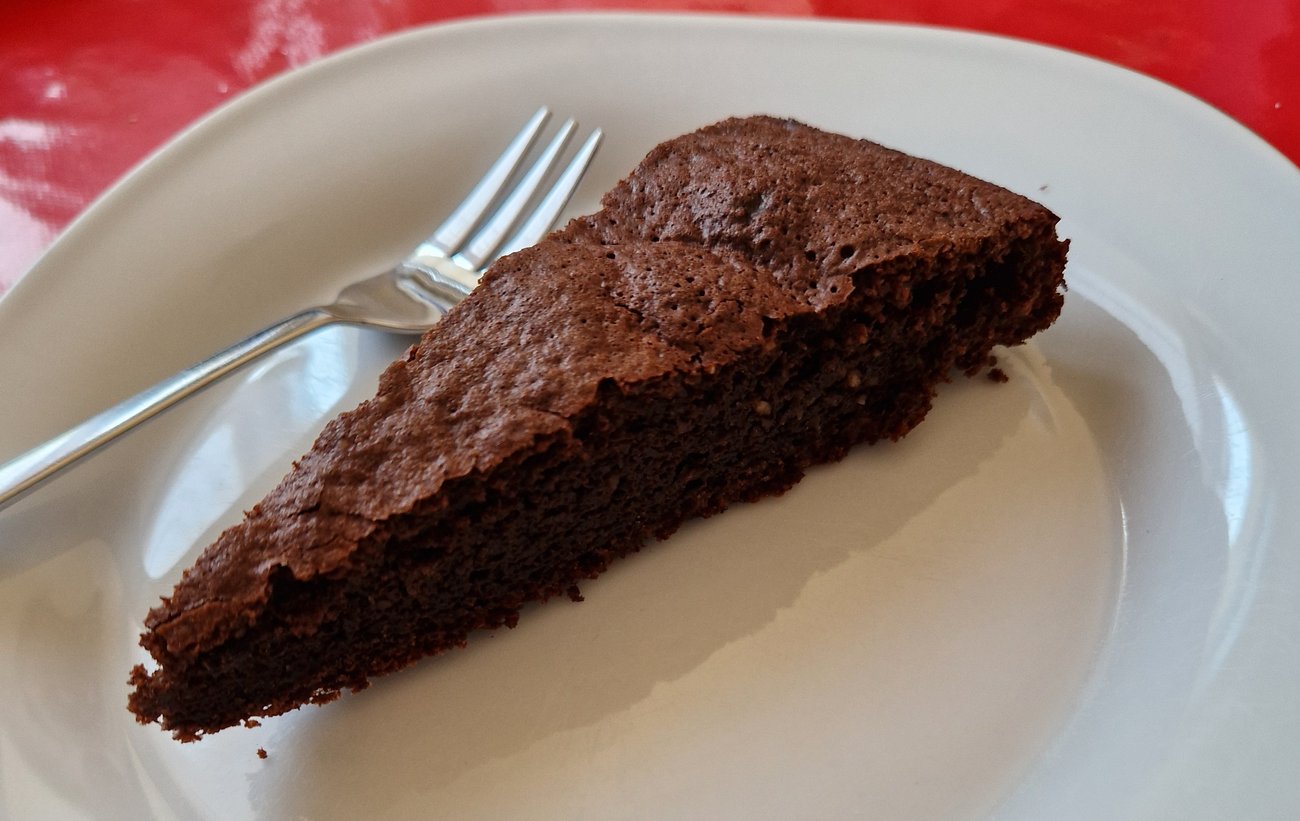 Part de gâteau au chocolat et courgette sur une assiette