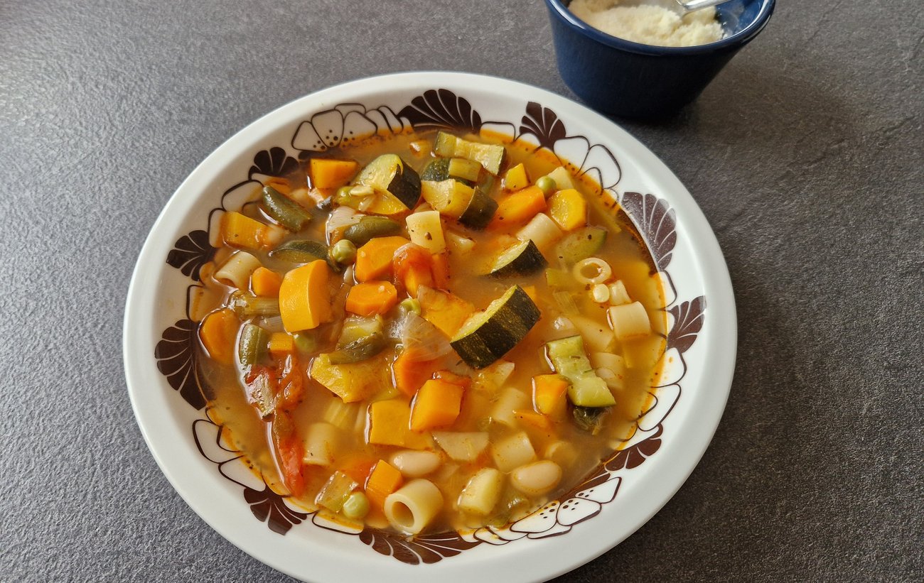 Assiette de minestrone aux légumes du potager et petites pâtes