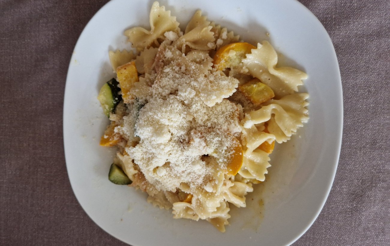 Pâtes aux courgettes recouvertes de parmesan fraîchement râpé