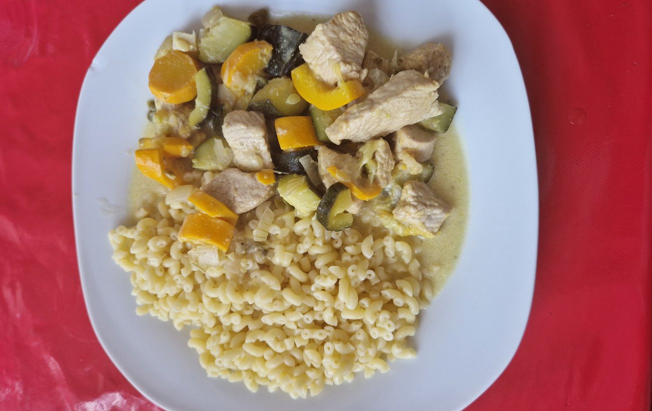 Poulet aux épices et courgettes servi avec des pâtes