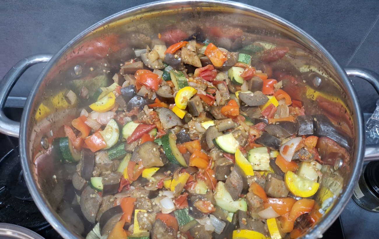Ratatouille de courgettes, aubergines et poivrons dans une grande marmite après le mijotage