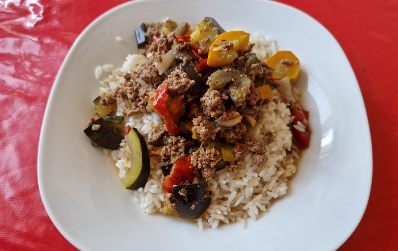 Assiette de rataviande, ratatouille à la viande hachée, servie avec du riz