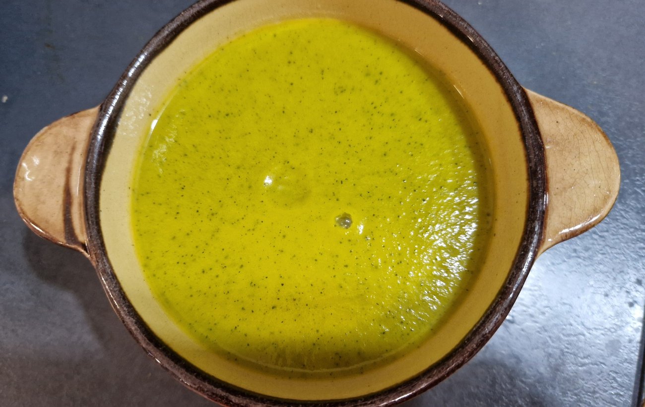 Velouté de courgette et carotte au kiri dans une cocotte en terre